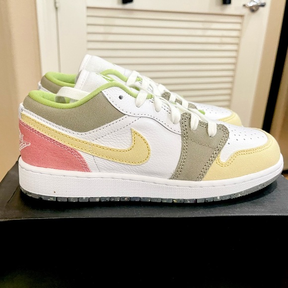 Brand New in box Jordan 1 Low SE White/Vivid Green-White - Picture 1 of 8